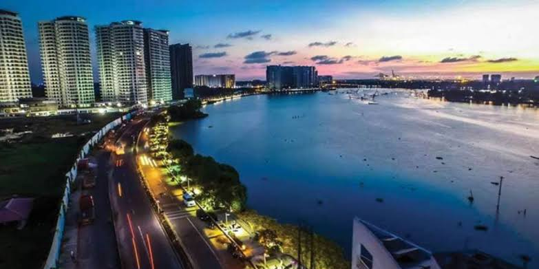 Best cities to visit in 2026 featuring Jaipur, Mumbai, Delhi, Goa, Paris, Tokyo, Dubai and Singapore with travel attractions, local food and cultural experiences.